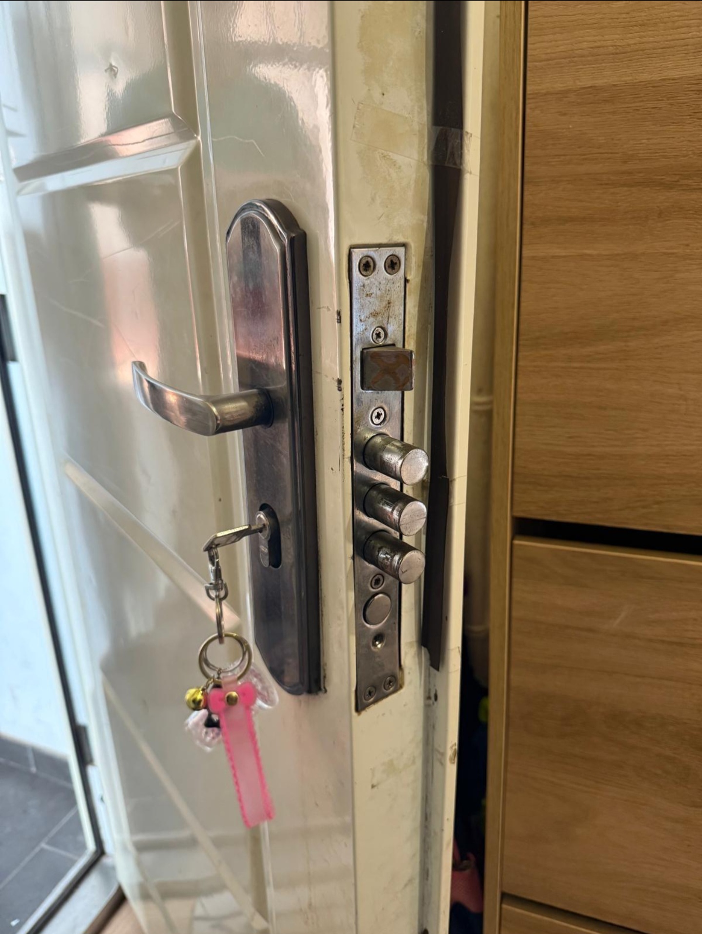 Mehrfachverriegelung an Wohnungstür montiert – Adam Haustechnik Instagram
