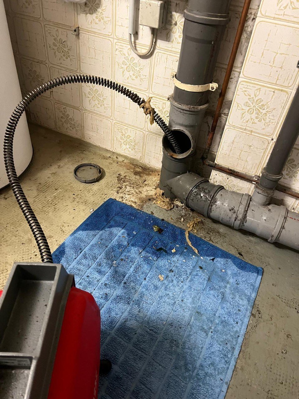 Reinigungsspirale im geöffneten Abwasserrohr bei einer Rohrreinigung