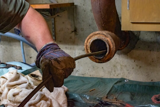 Reinigungsspirale bei der Rohrreinigung an einem geöffneten Rohrzugang